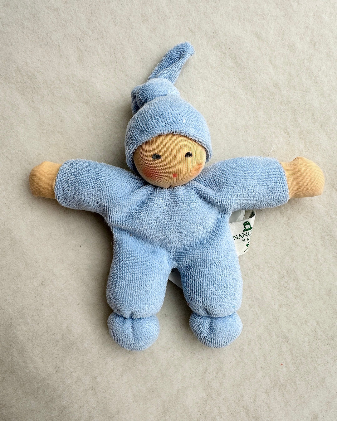 Håndsyet økologisk dukke lyseblå