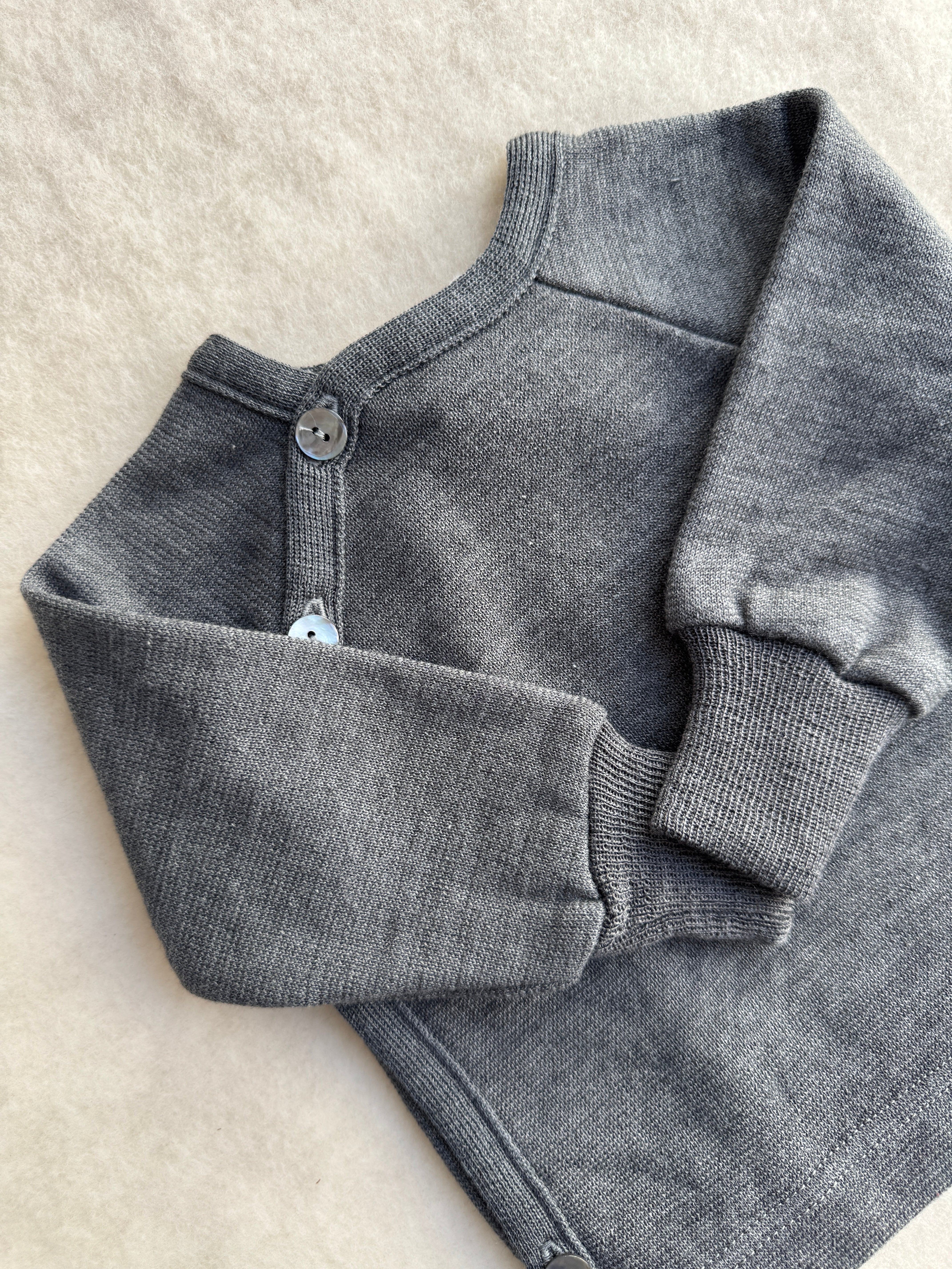 Slå-om bluse i uld/silke - antracit