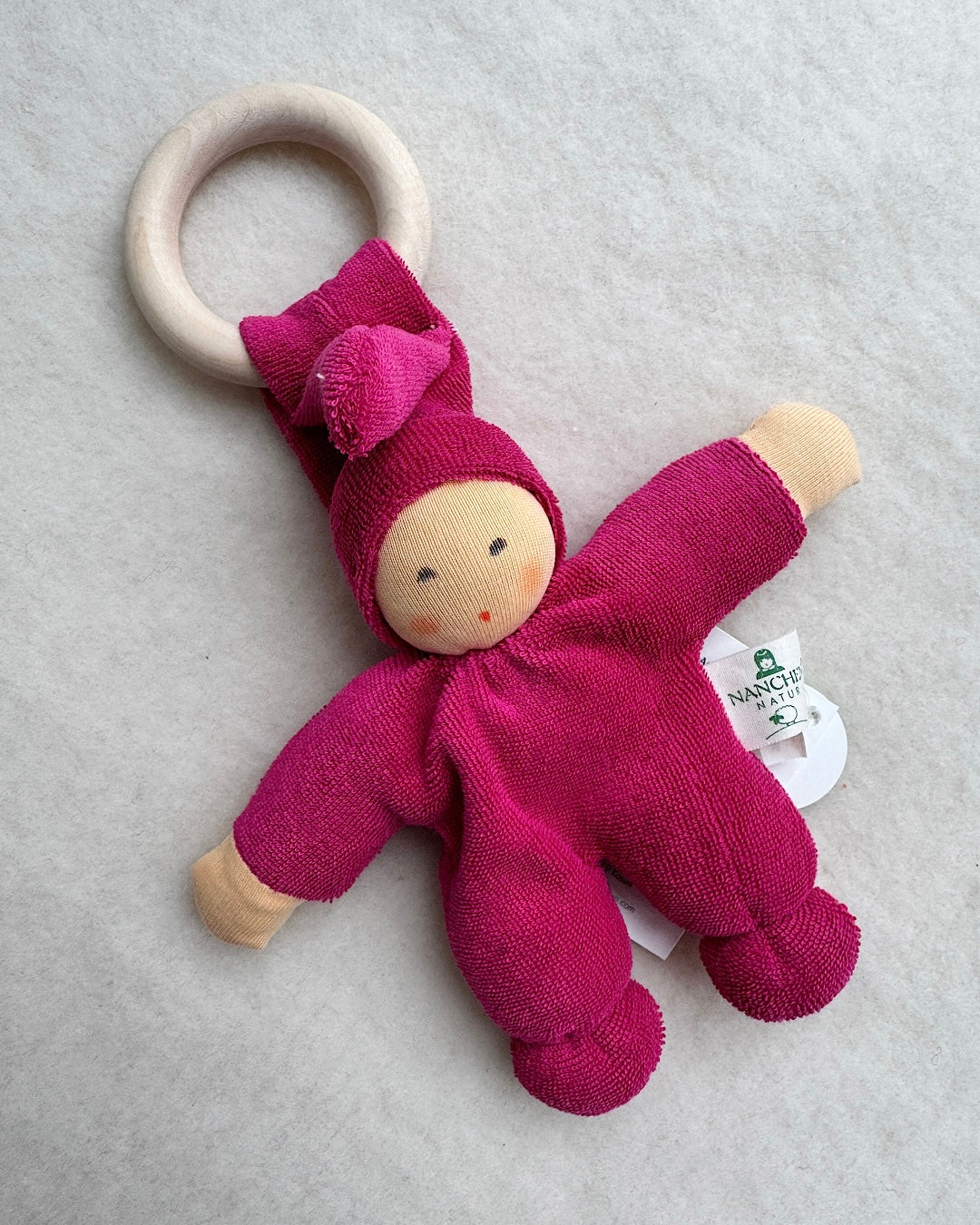 Håndsyet økologisk dukke m. ring - Fuchsia