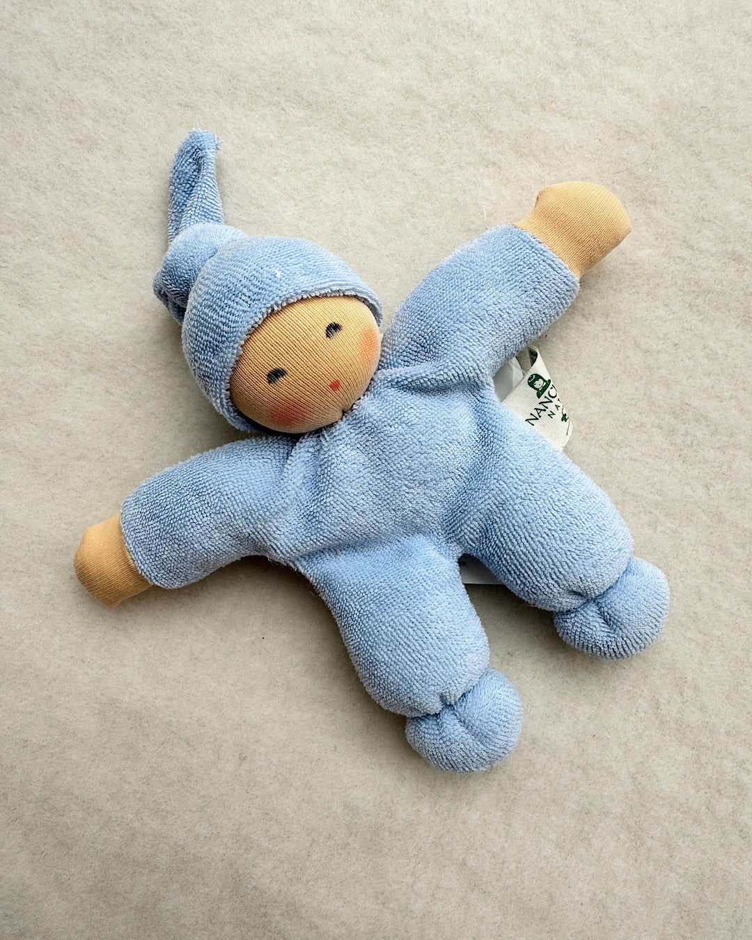 Håndsyet økologisk dukke lyseblå
