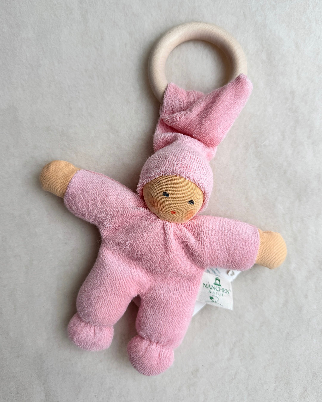 Håndsyet økologisk dukke m. ring Lyserød