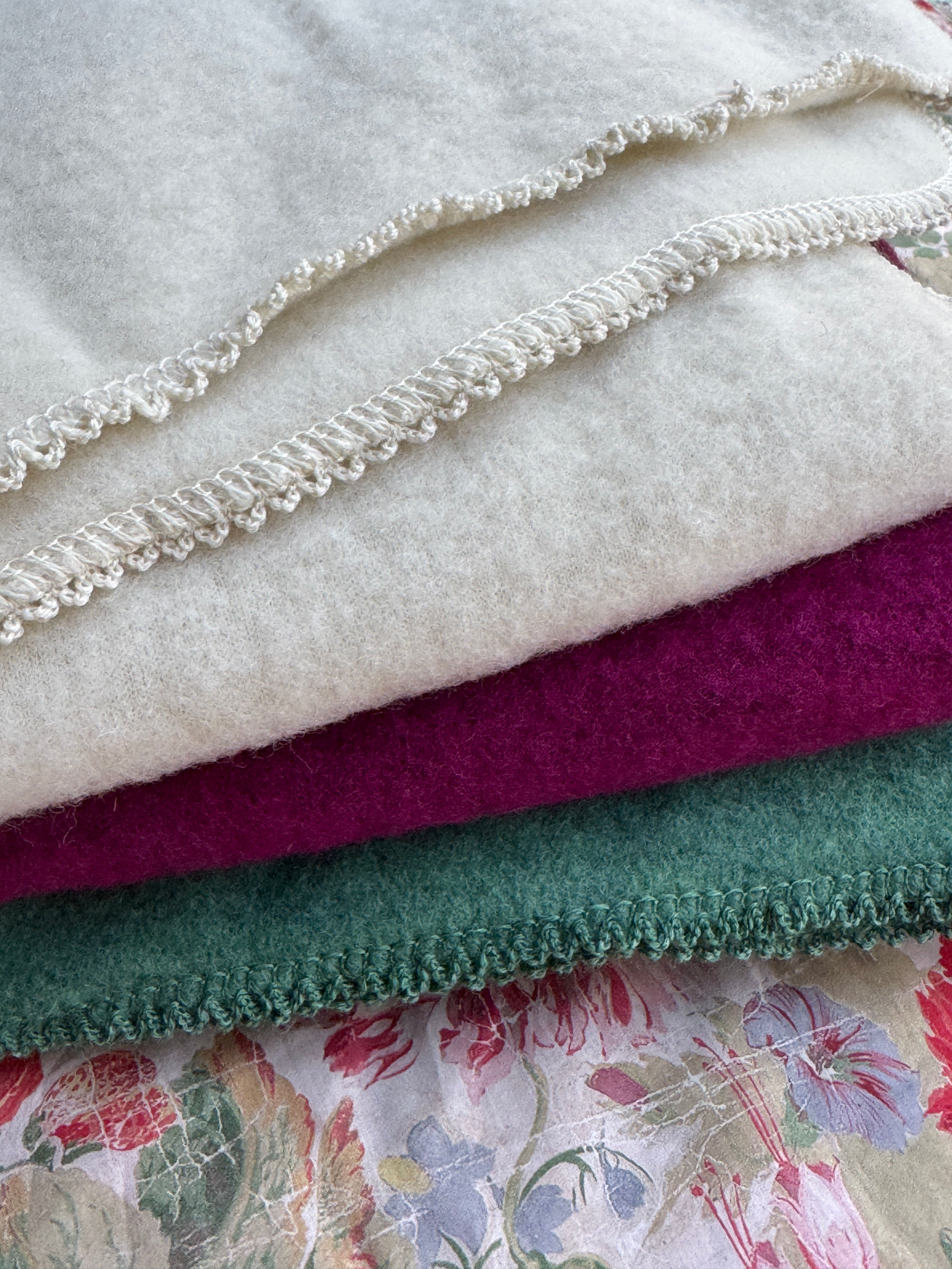 100% Uldfleece tæppe med smuk kant - Bær