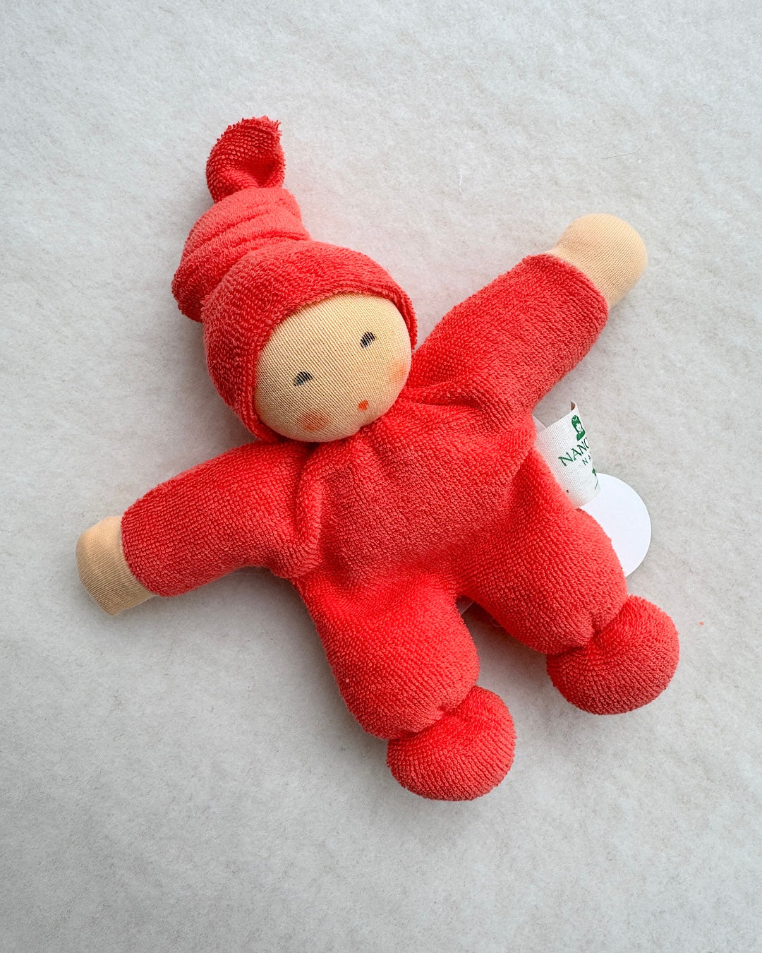 Håndsyet økologisk dukke orangerød