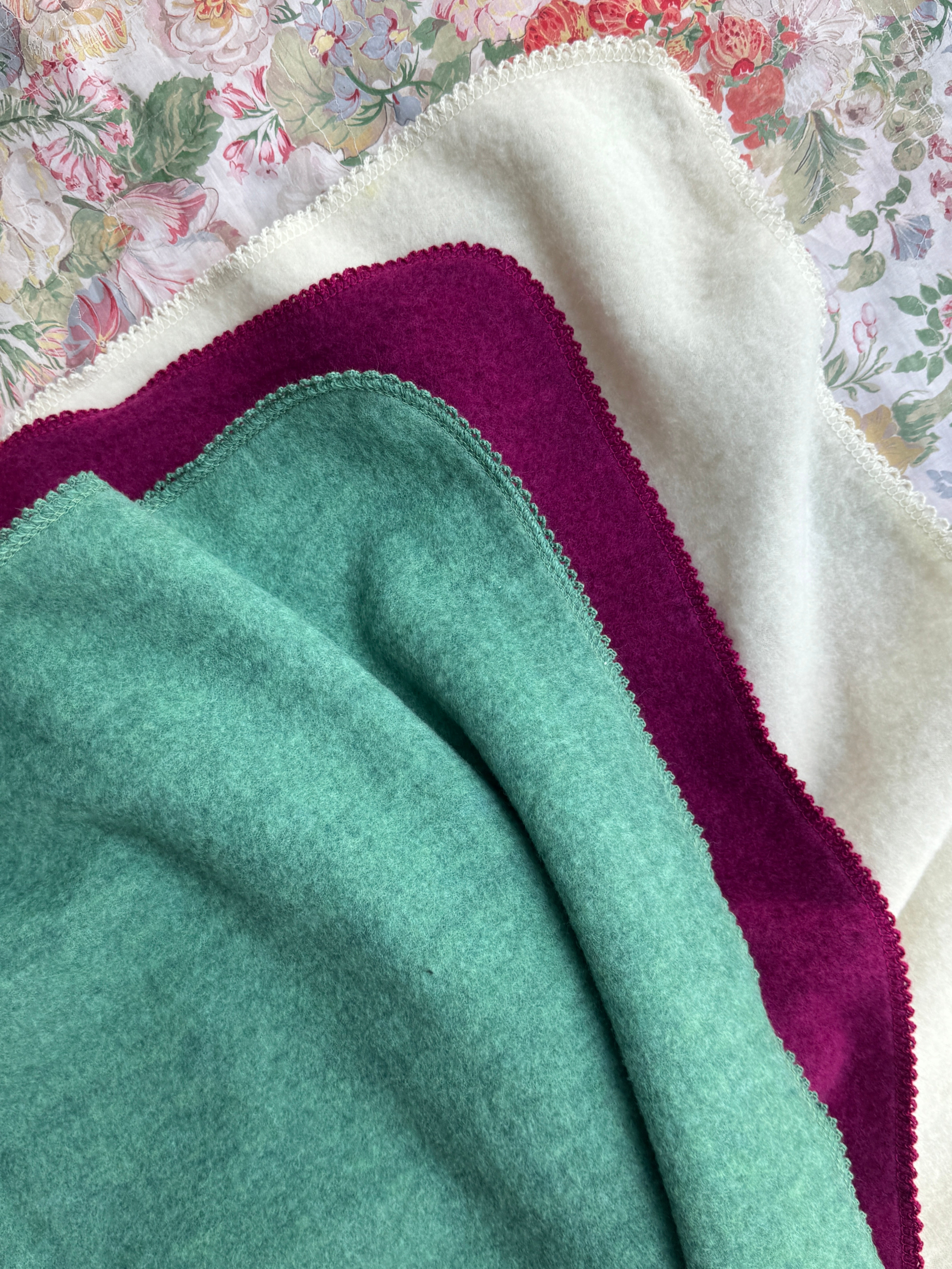 100% Uldfleece tæppe med smuk kant - Bær