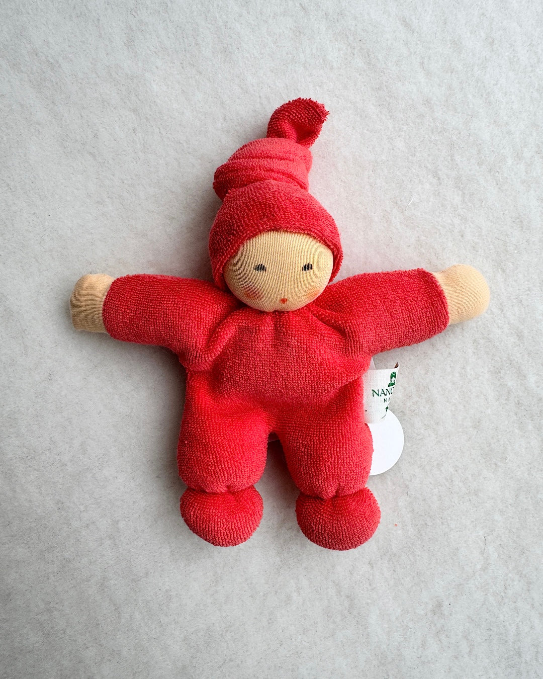 Håndsyet økologisk dukke orangerød