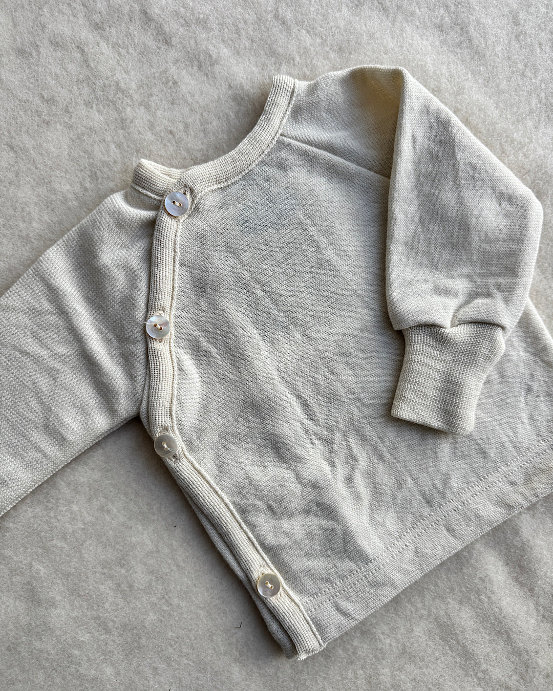 Slå-om bluse i uld/silke - natur