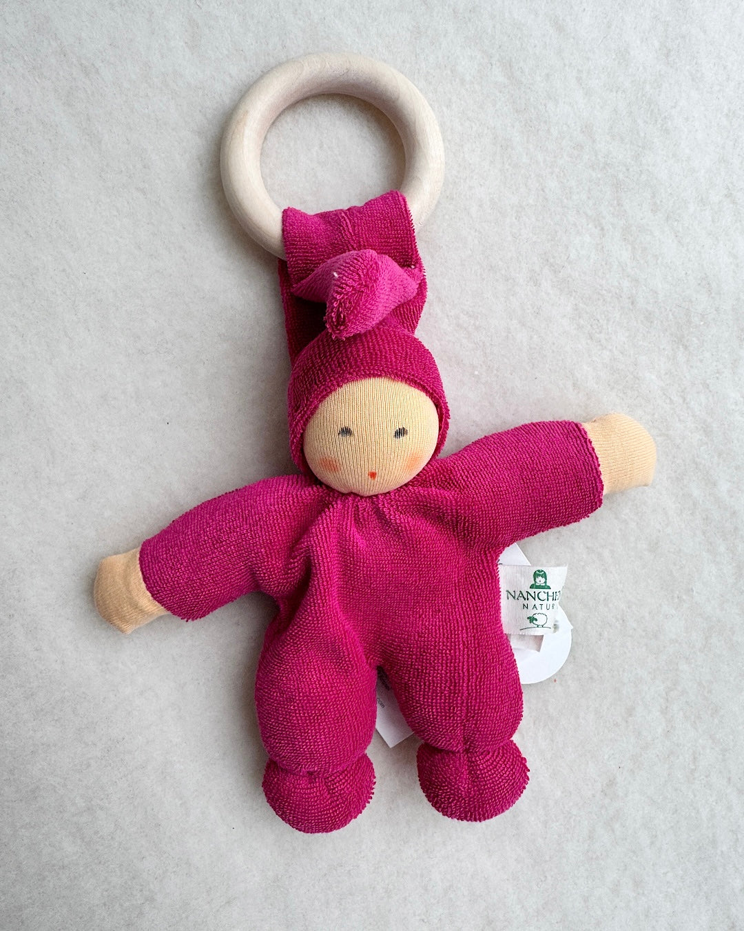 Håndsyet økologisk dukke m. ring - Fuchsia