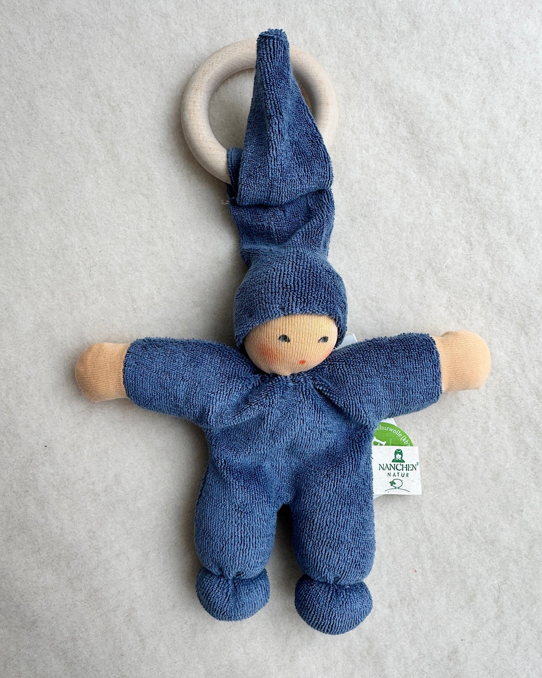 Håndsyet økologisk dukke m. ring - Blå