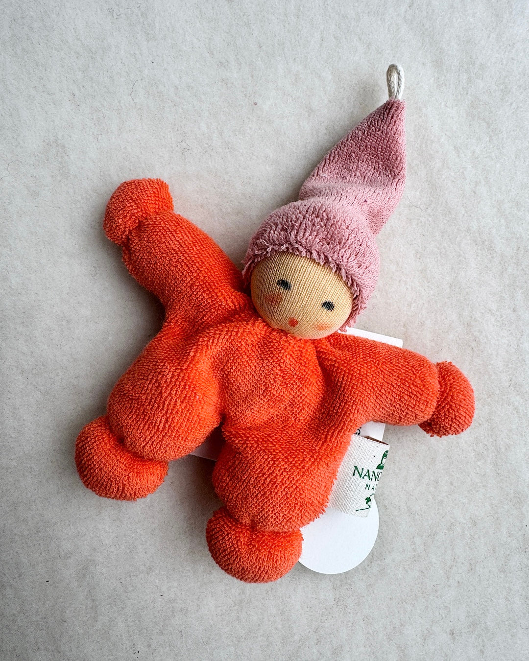 Håndsyet økologisk dukke orange