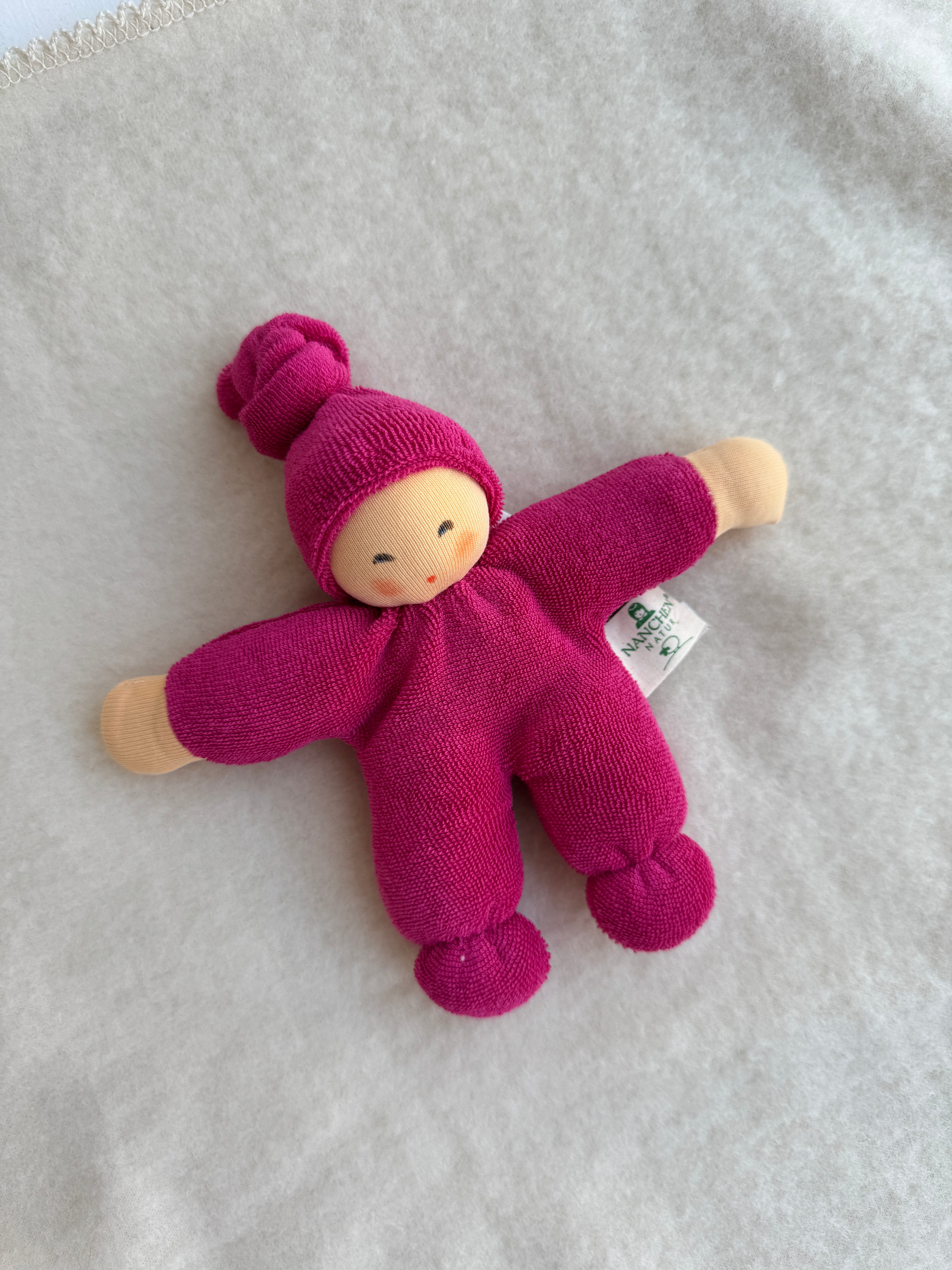 Håndsyet økologisk dukke fuchsia