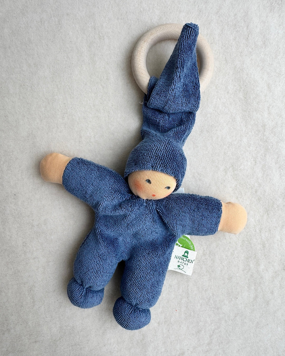 Håndsyet økologisk dukke m. ring - Blå