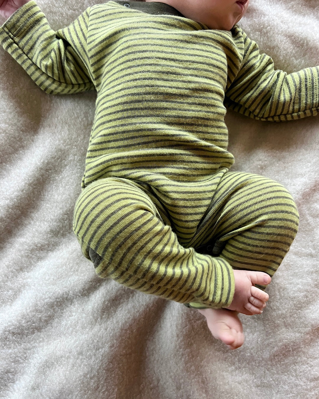 Heldragt uld/silke med benomslag - kiwi/khaki strib