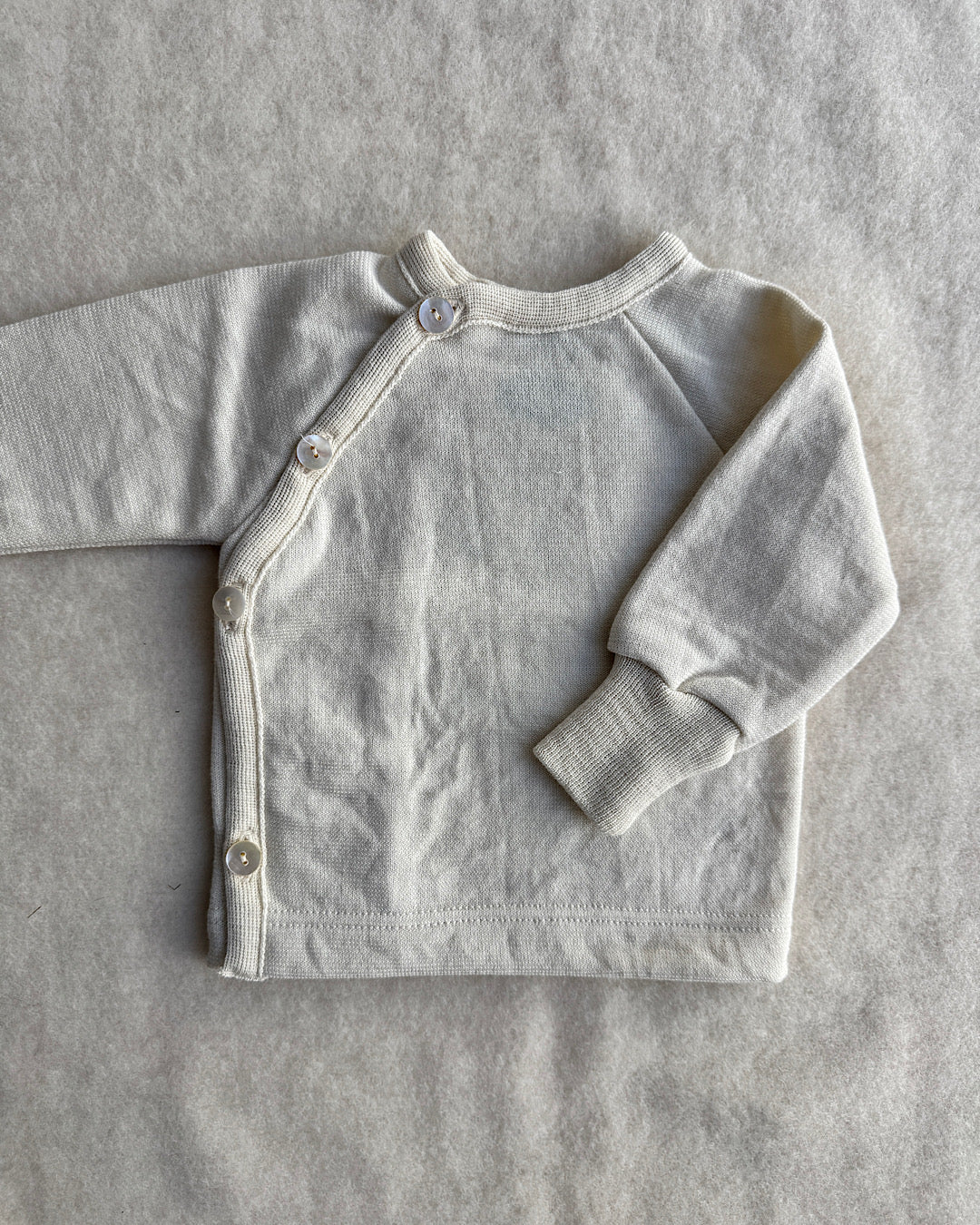 Slå-om bluse i uld/silke - natur