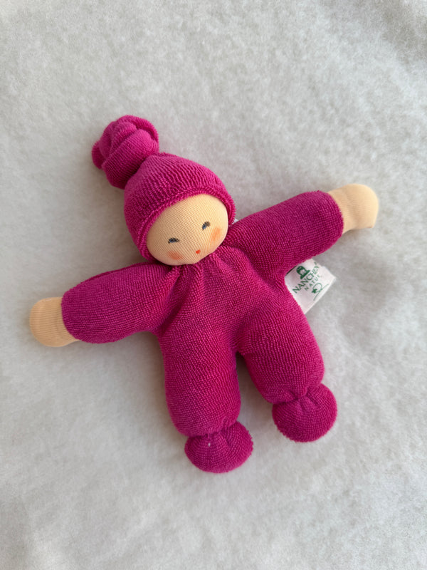 Håndsyet økologisk dukke fuchsia