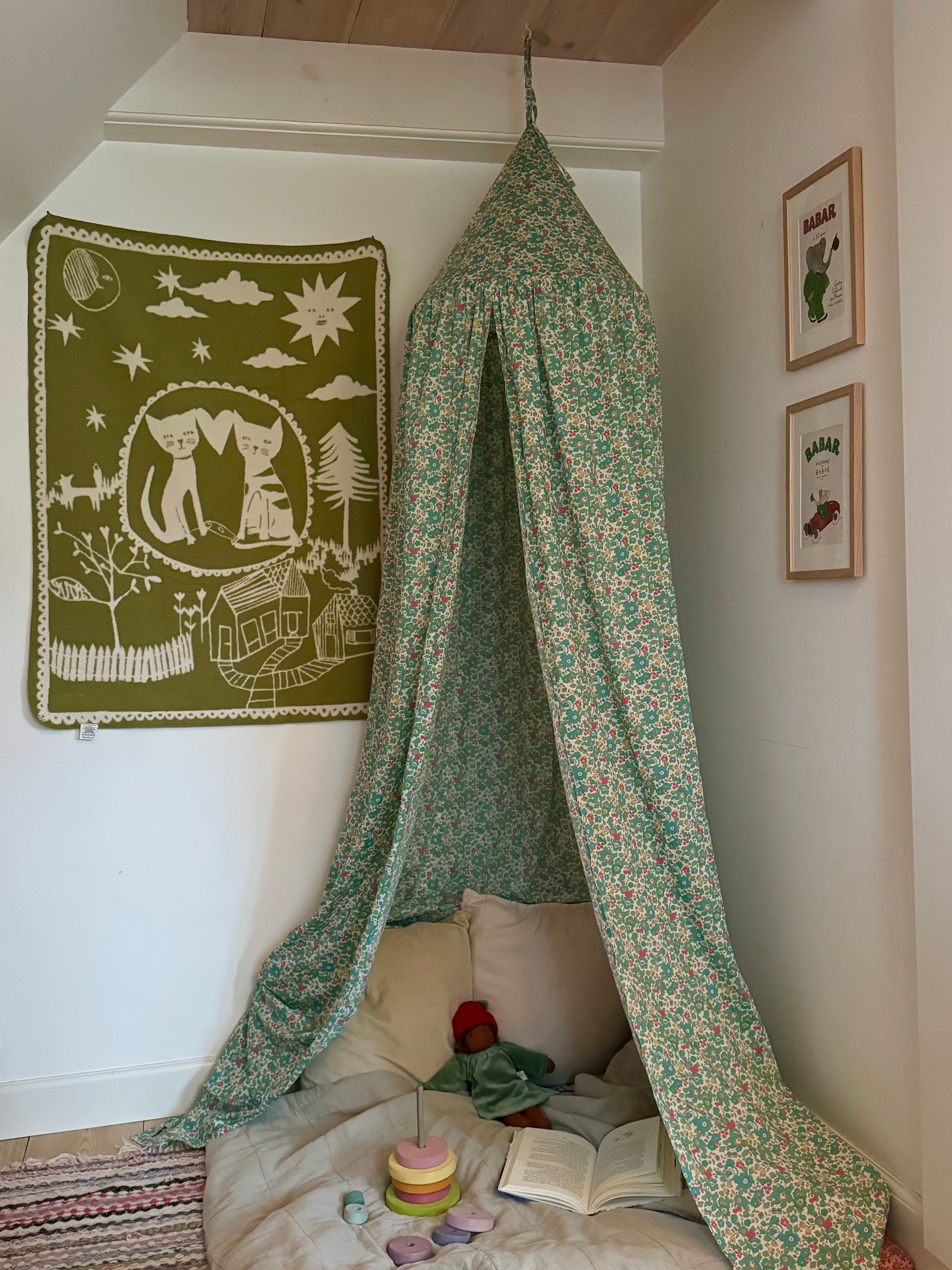 Flower Liberty Betsy bed canopy