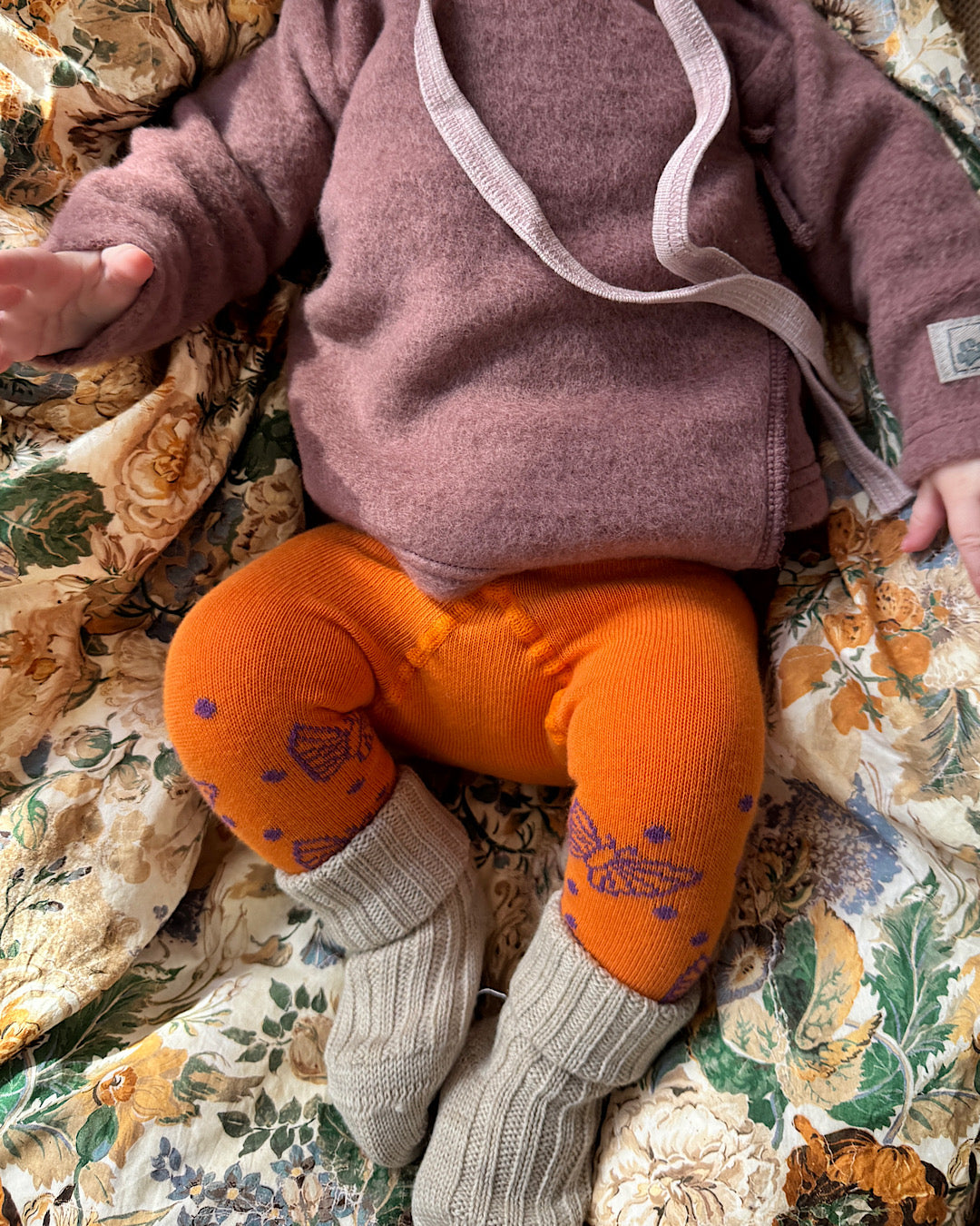 Bomuldsstrømpebukser med sommerfugle - mandarin