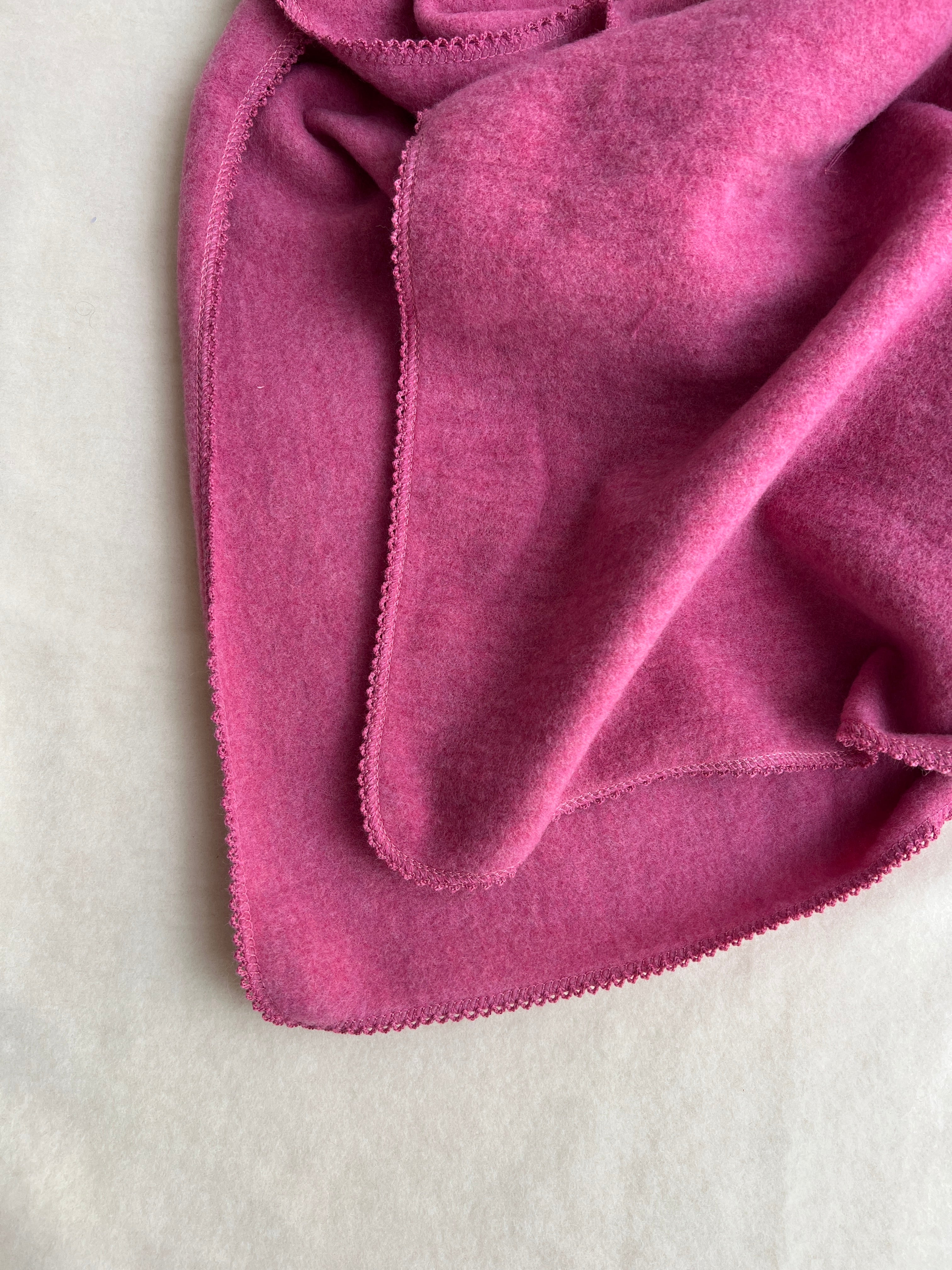 100% Uldfleece tæppe med smuk kant - Rosa