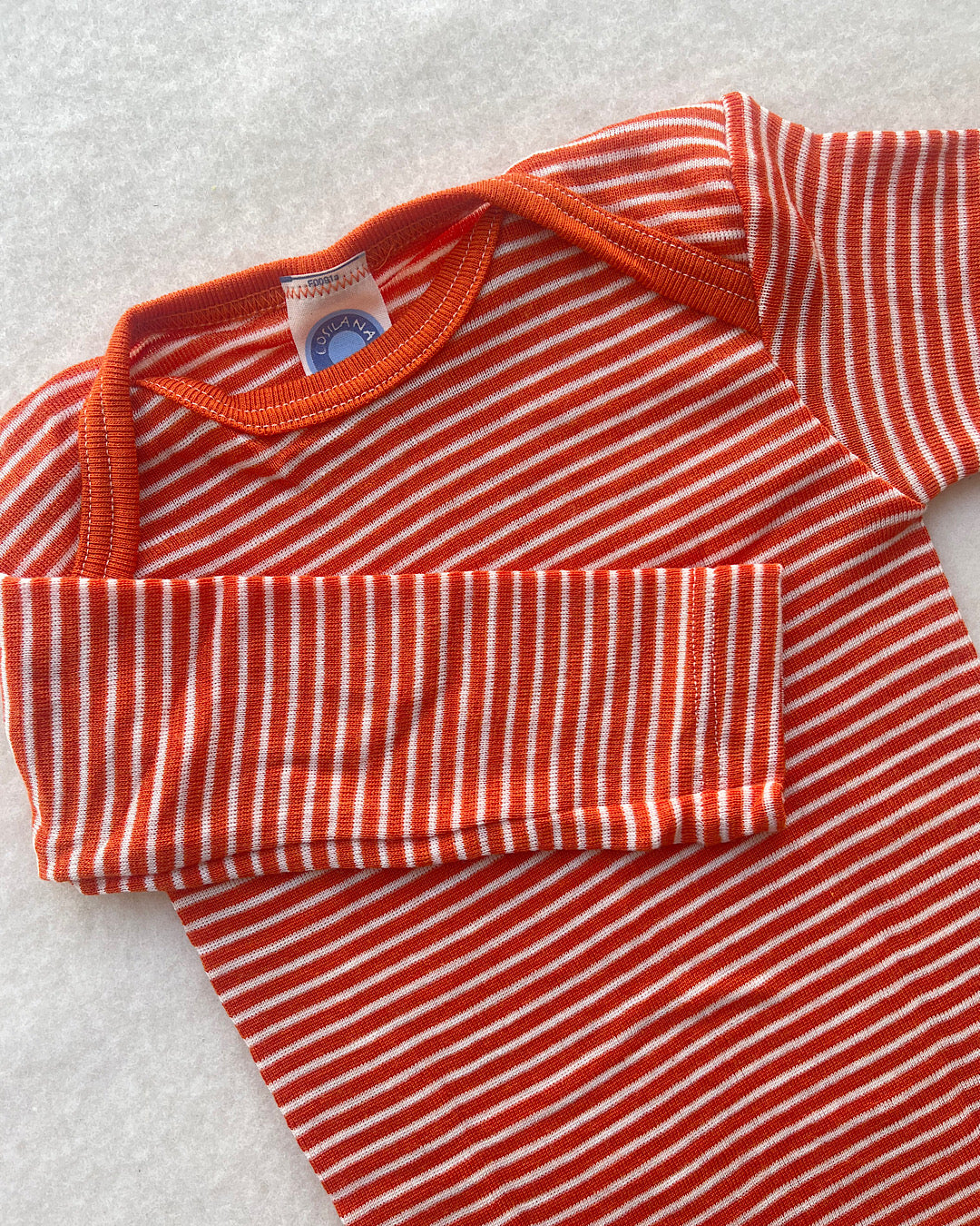 Langærmet t-shirt med amerikansk lukning, uld/silke - orange strib