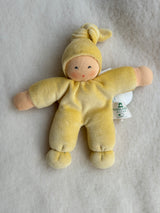 Håndsyet økologisk dukke sart gul