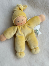 Håndsyet økologisk dukke sart gul