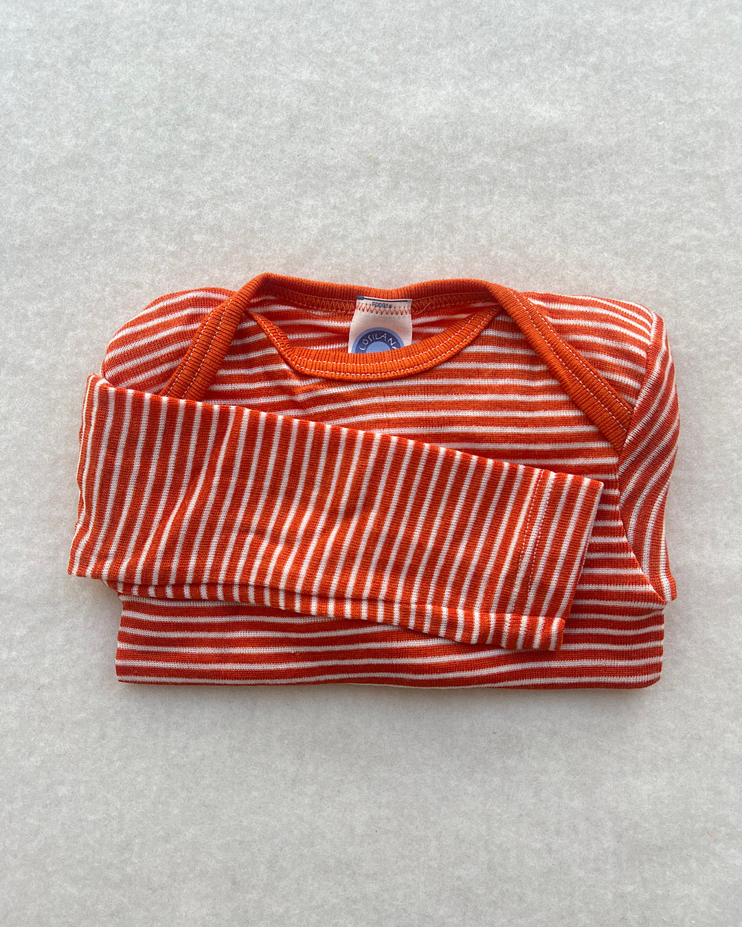 Langærmet t-shirt med amerikansk lukning, uld/silke - orange strib