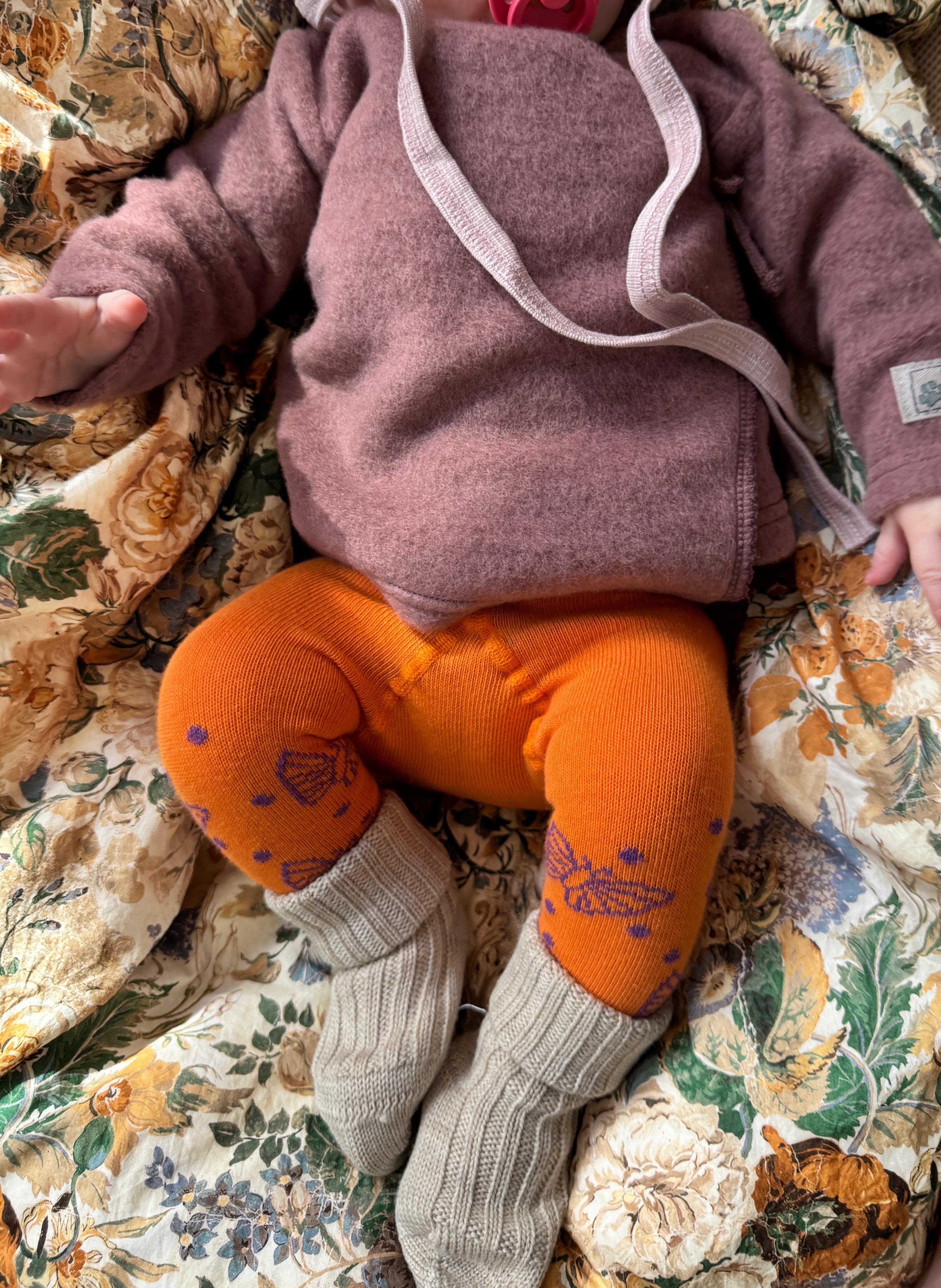 Bomuldsstrømpebukser med sommerfugle - mandarin